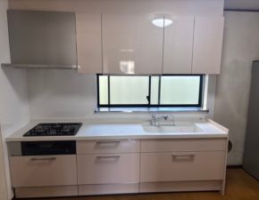 背伸びしなくていい収納。ダウンウォールで叶える、ストレスフリーな調理空間