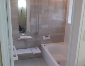 明るく開放感のある浴室　TOTO サザナ 設置写真