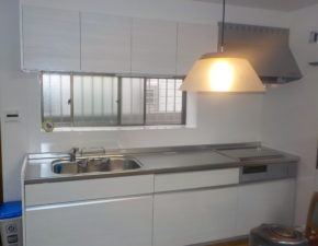 白を基調とした明るいキッチンに入替　LIXIL シエラ 設置写真