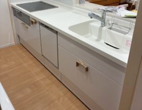 白い人造大理石で明るいLIXILのシステムキッチン 設置写真