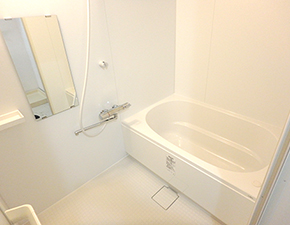 LIXILリノビオにバスリフォーム！低めの浴槽が空間を広く見せてくれます。　LIXIL　リノビオ 設置写真