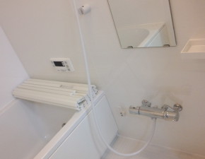 白を基調とした清潔感のあるお風呂に　LIXIL　リノビオ 設置写真
