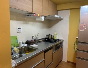 ワンランク上の木目調パネルでおしゃれなキッチンにリフォーム 設置写真