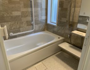「ほっカラリ床」と「魔法びん浴槽」で、毎日のバスタイムをもっと快適であたたかく／TOTO サザナ 設置写真